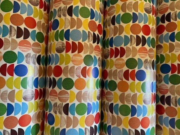 Roos Mooier Cadeaupapier Full color Dots 50cm x 250 meter 70gr/m²
